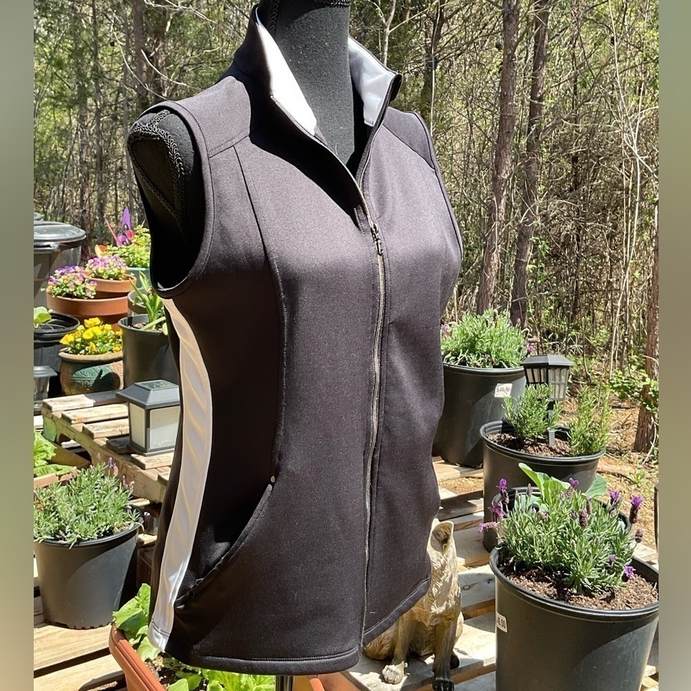 Maggie Lane Activewear. Full zip sleeveless. Golf. size M.